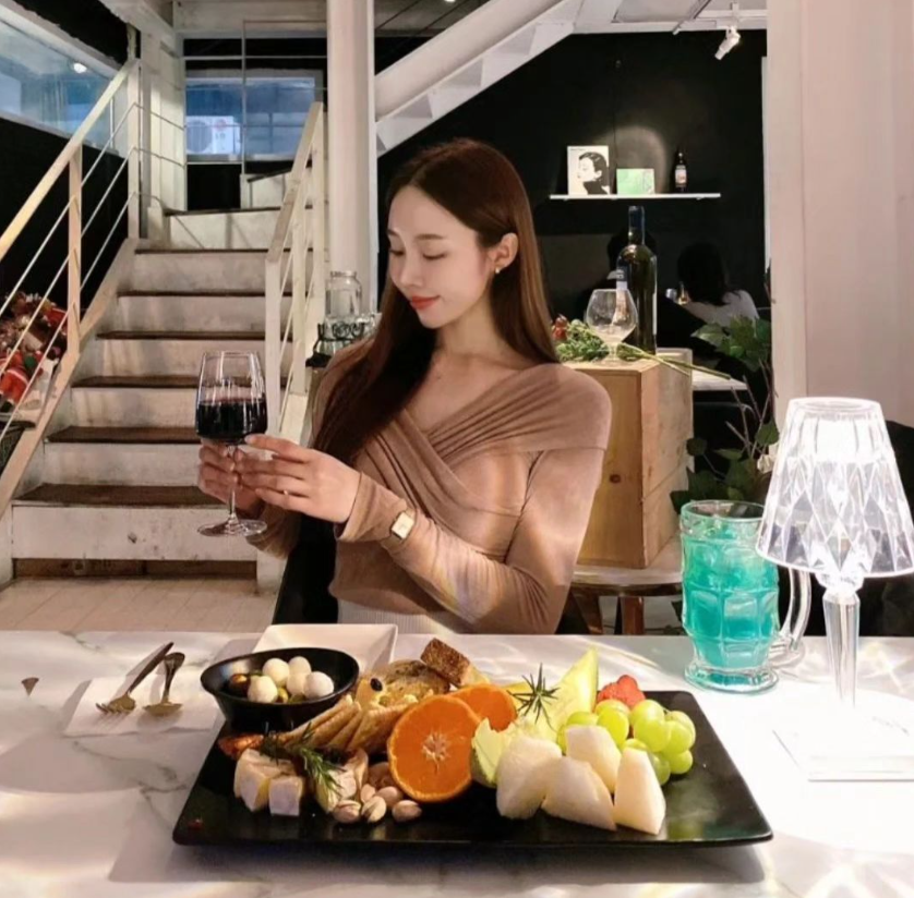 BLANCNOIR屋顶夕阳下的牛排、意面与酒杯