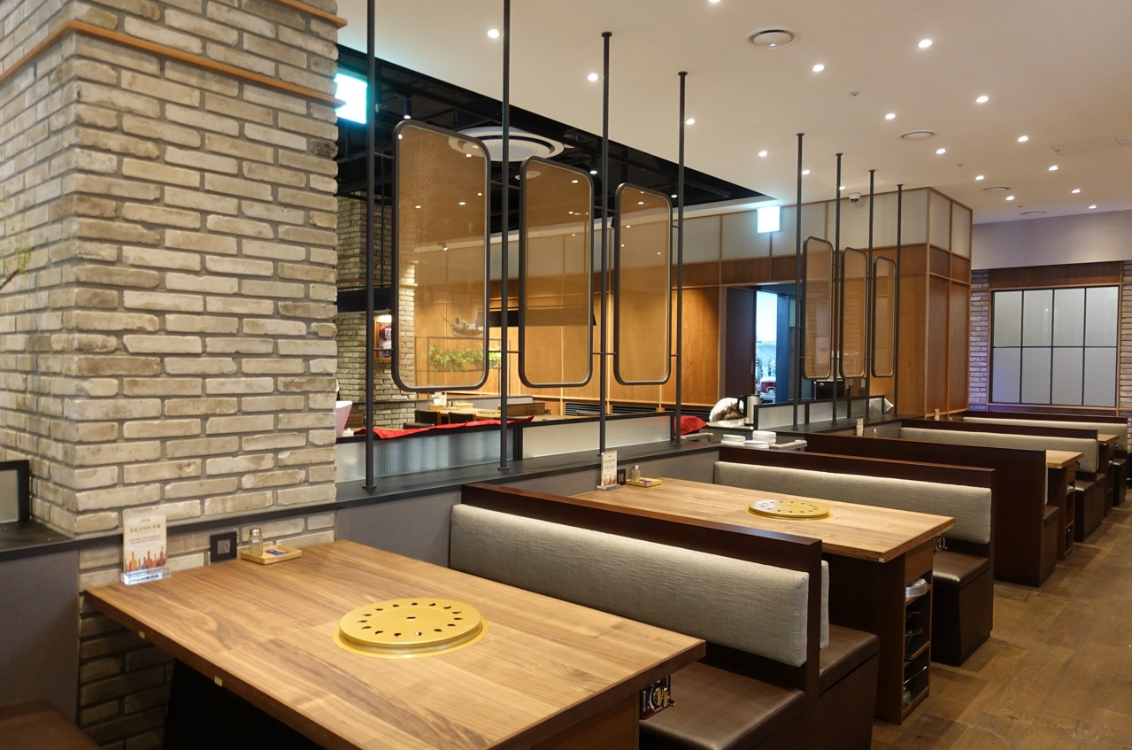 송추가마골 강남店갈비在桌上烤盤上滋滋作響