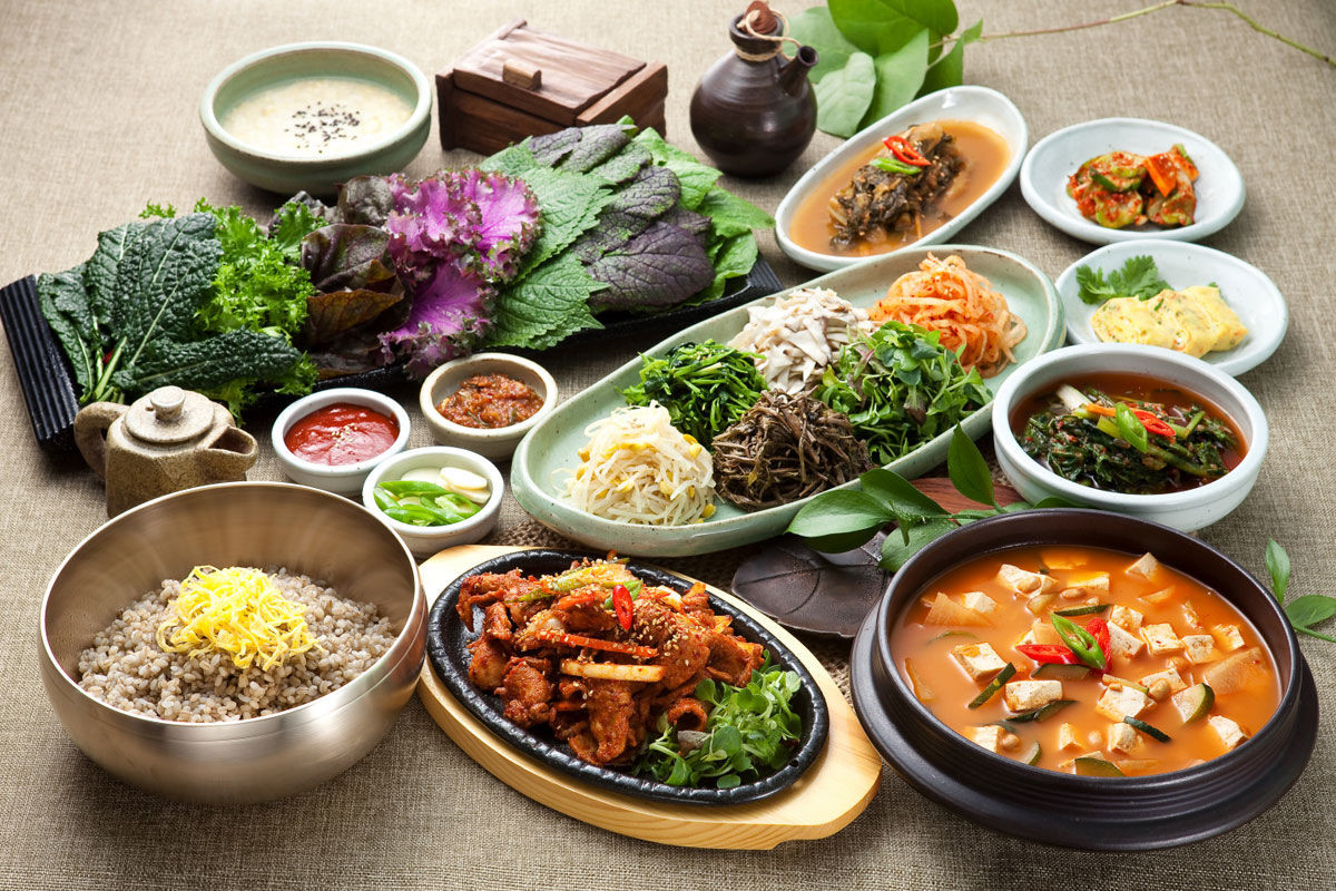 忠菊酱与荞麦饭丰盛大豆酱汤的韩国餐桌