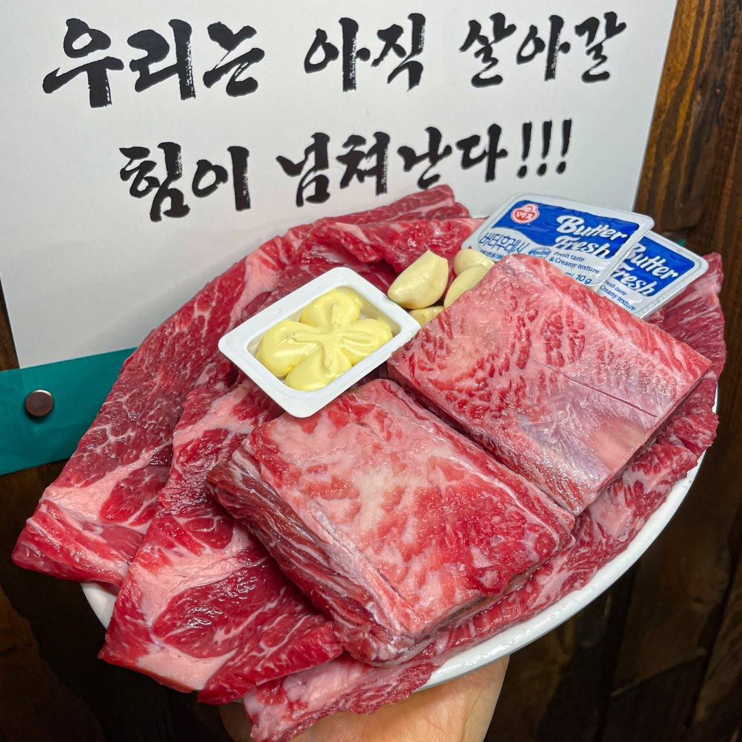 ヤンムン 聖水のマリネされたカルビが焼き台に並ぶ様子