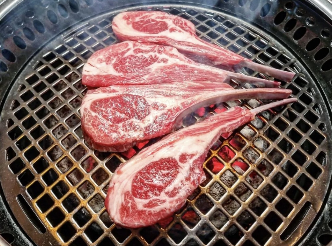 ザ・ラムキッチン 炭火焼ラムチョップとネギサラダ