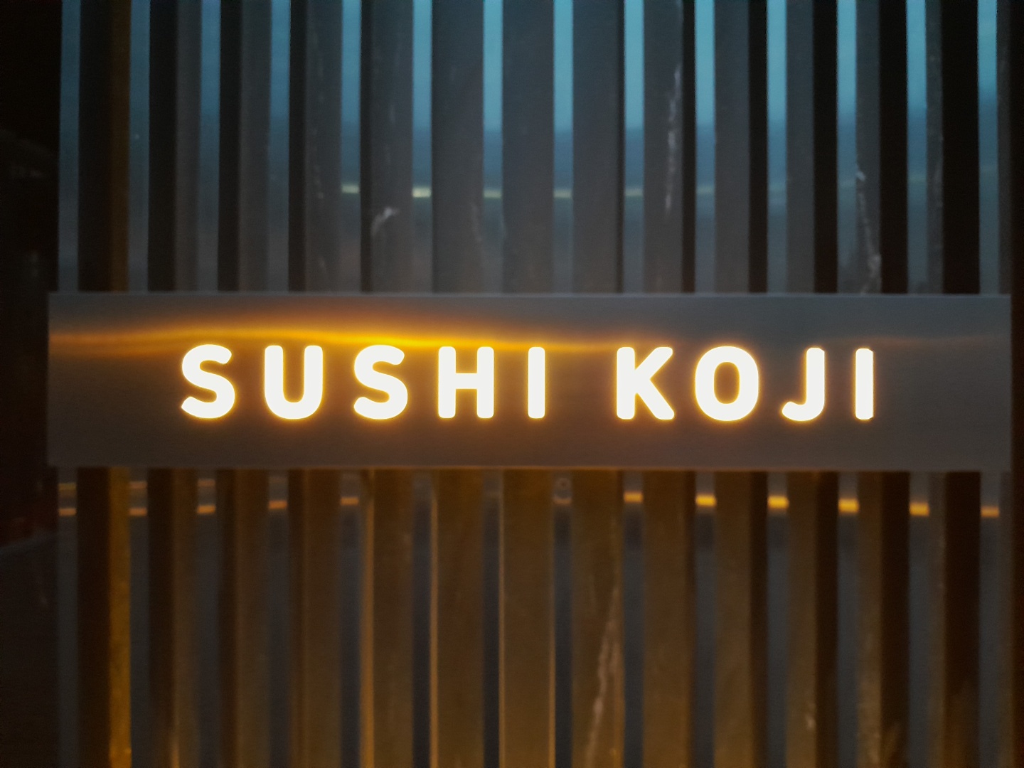 スシコウジおまかせカウンター 精緻なにぎり盛り付け