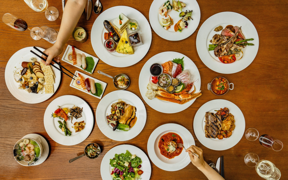 MoMo Cafe open kitchen and buffet spread