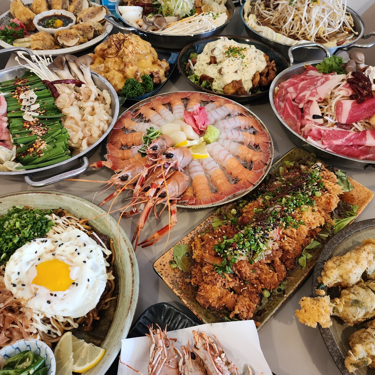 Mangetsu Gunja cozy izakaya counter