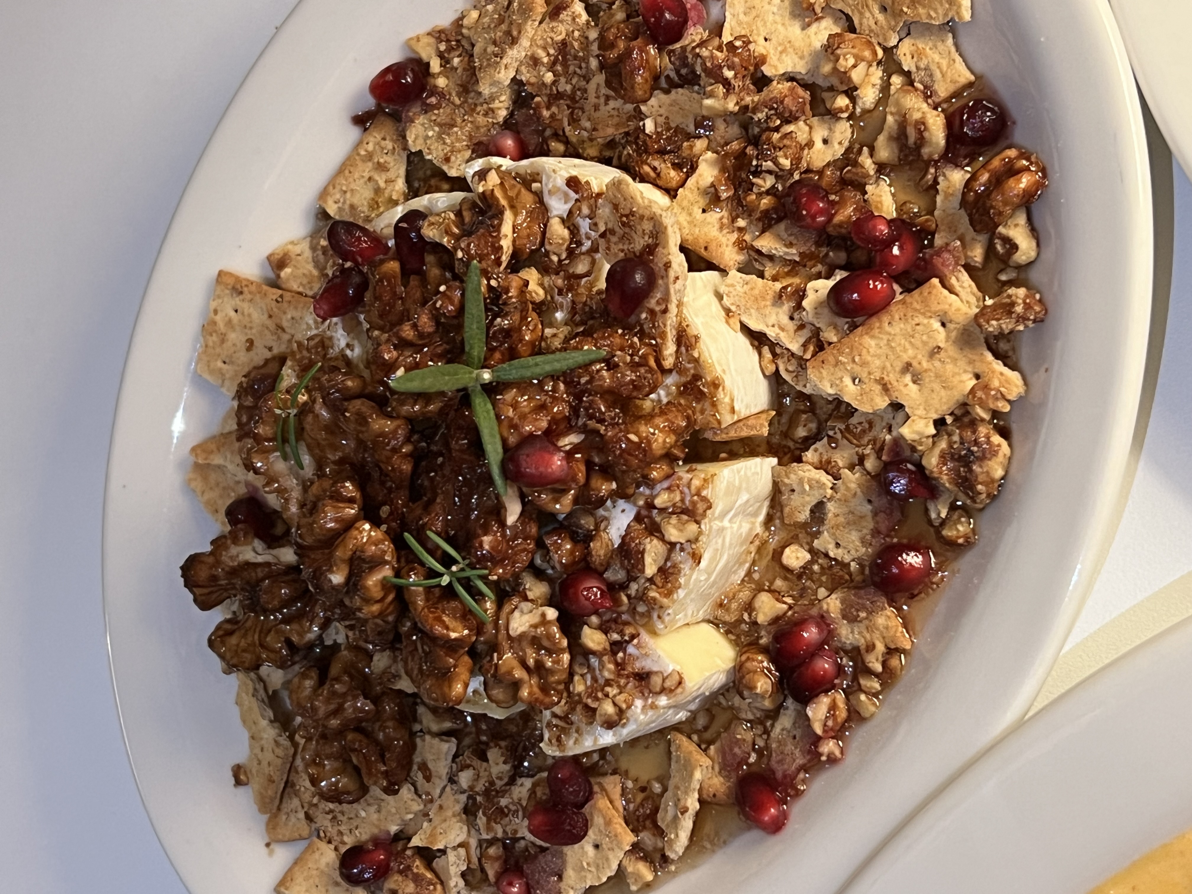 ボルウムルの自然派ワインバー テーブルに青カビチーズパスタとボトル