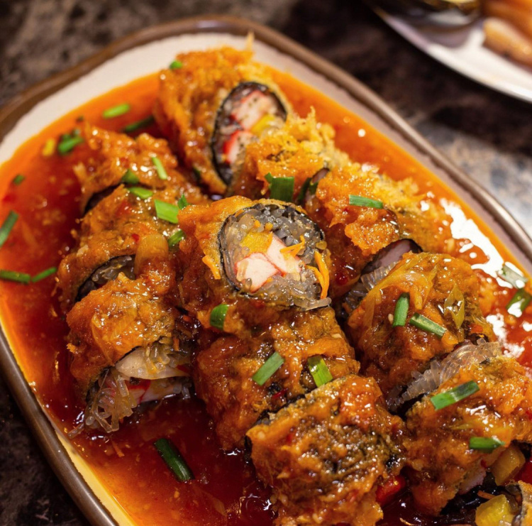 Hangangro Kalguksu hotpot, noodles, and makgeolli spread
