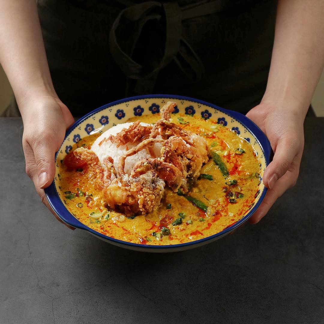 タイバックストリート海雲台朗店のパットポンカレーとフライドチキン