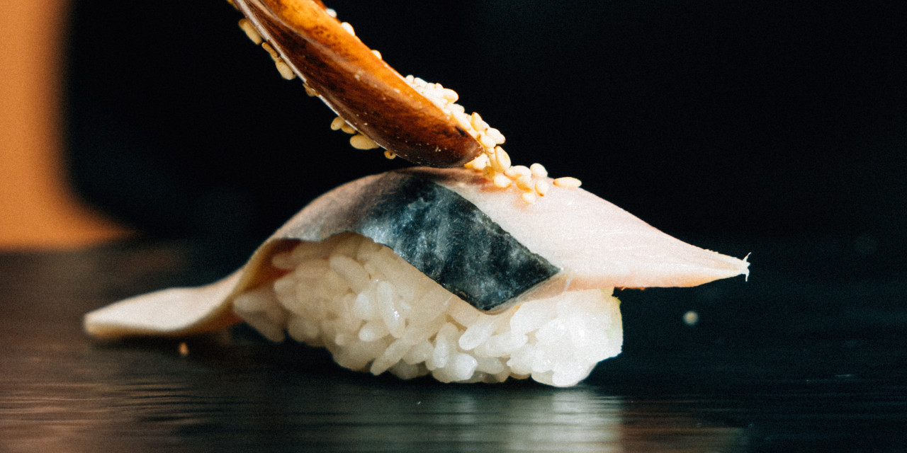 542sushi 御任柜台，厨师端寿司