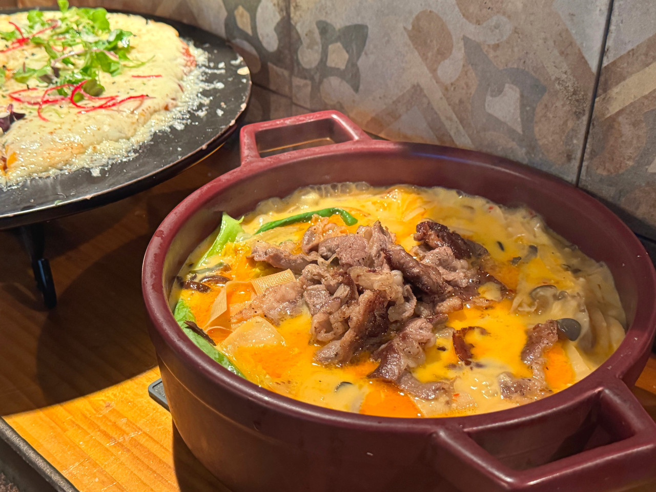 븟다傳統韓食酒館桌面與菜餚