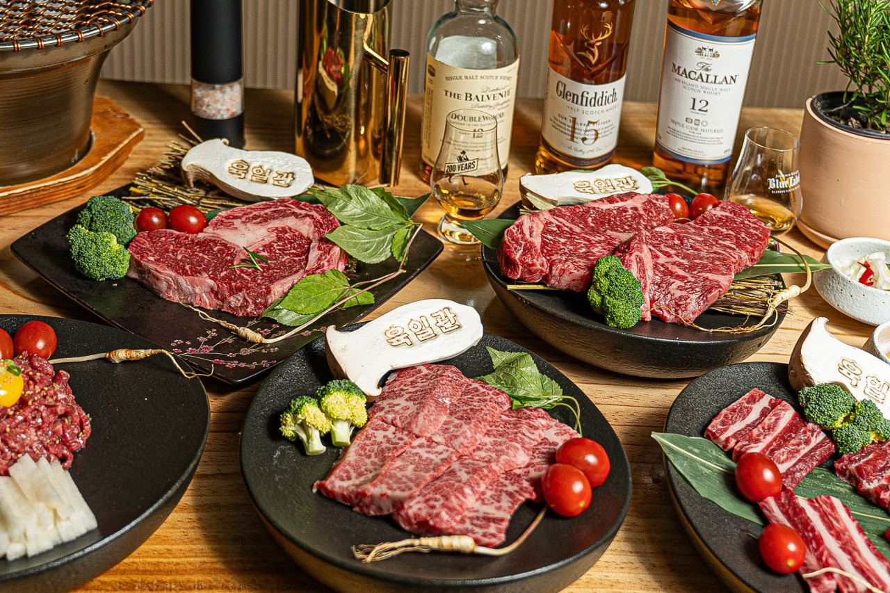 Yukilkwanの個室炭火焼部屋と盛り付けられたおかず