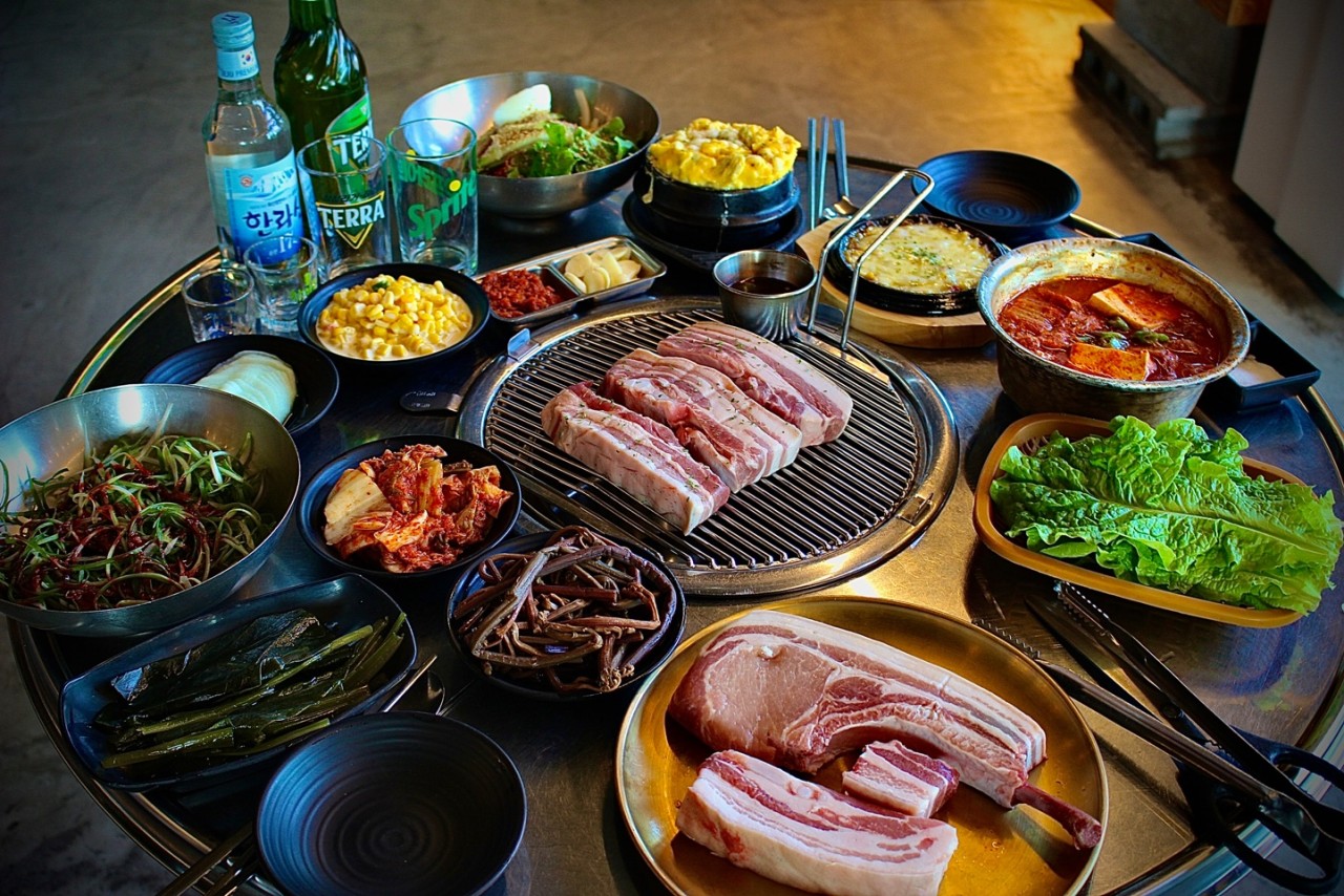 Kkamangdoeji Jungmun black pork with fern and greens