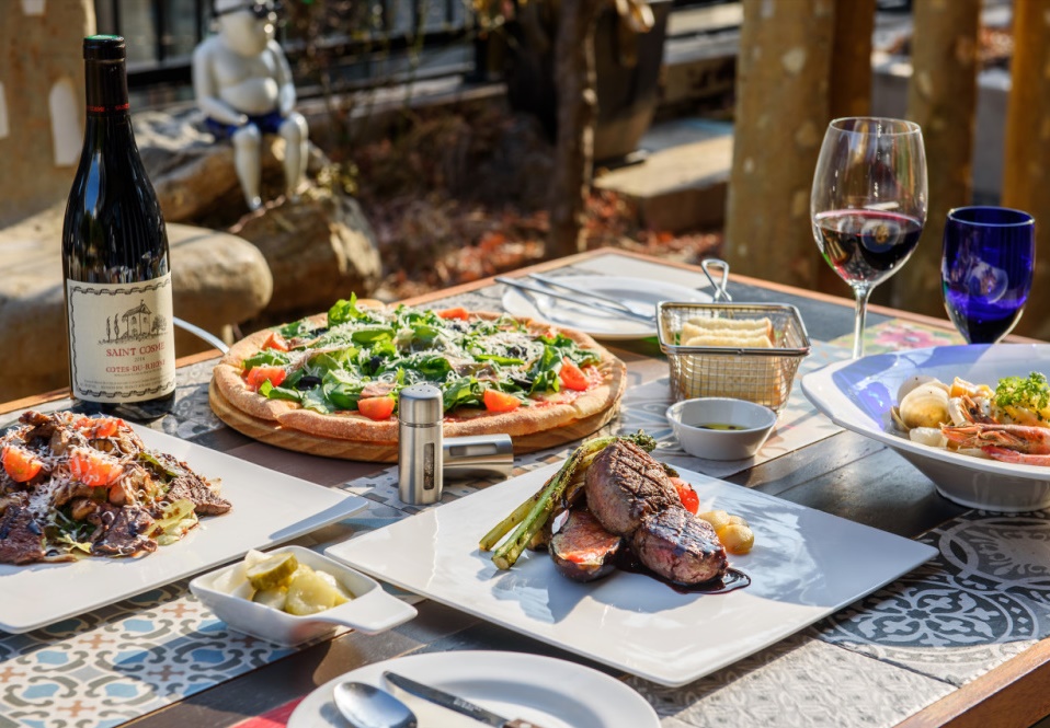 Terrace222の手作りパスタとワインがある陽光あふれるパティオ