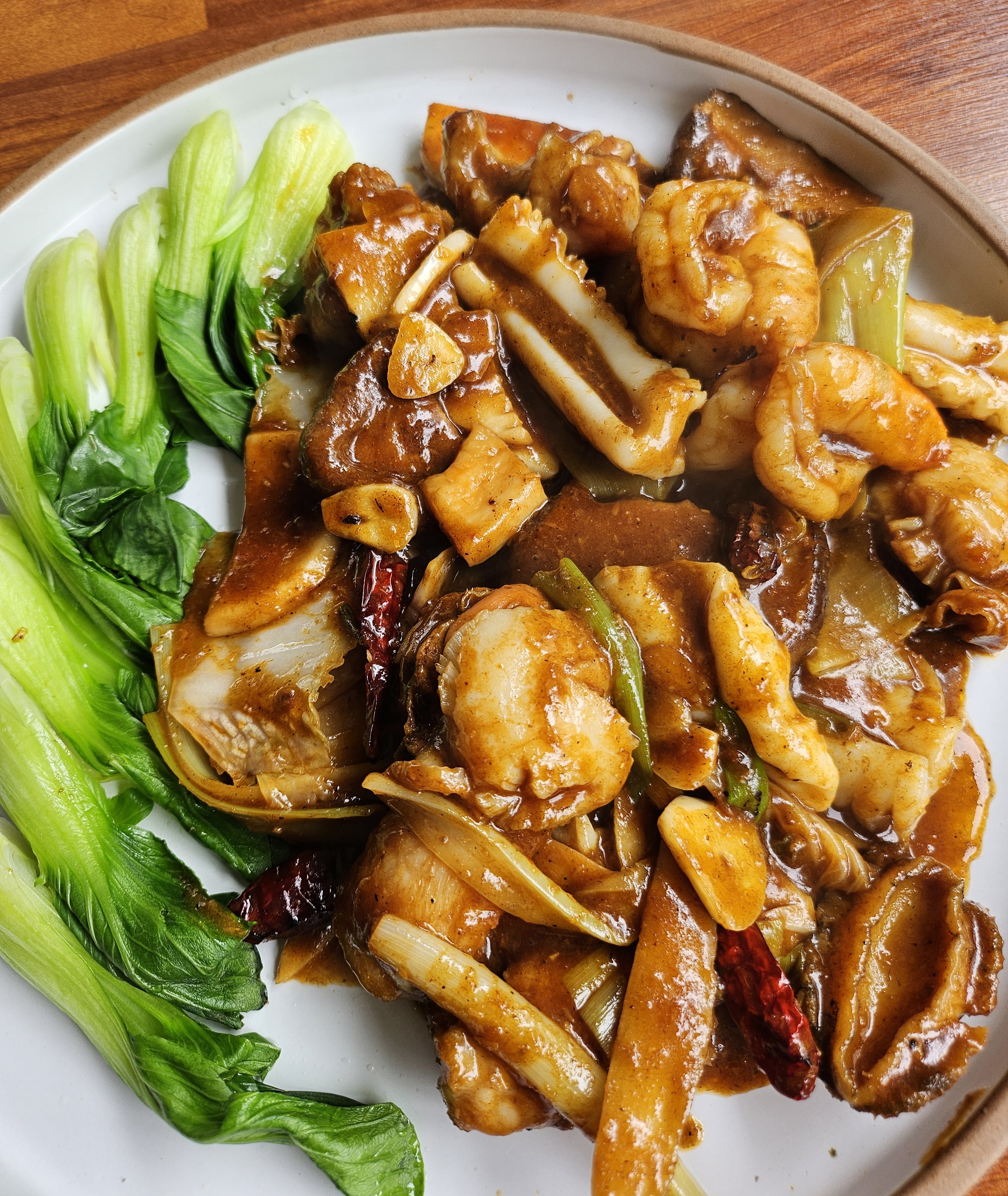 Wok Guro cozy dining with sizzling tangsuyuk