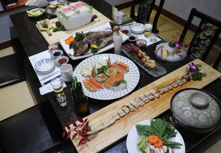 驿三海潭一食整齐摆盘的帝王蟹套餐