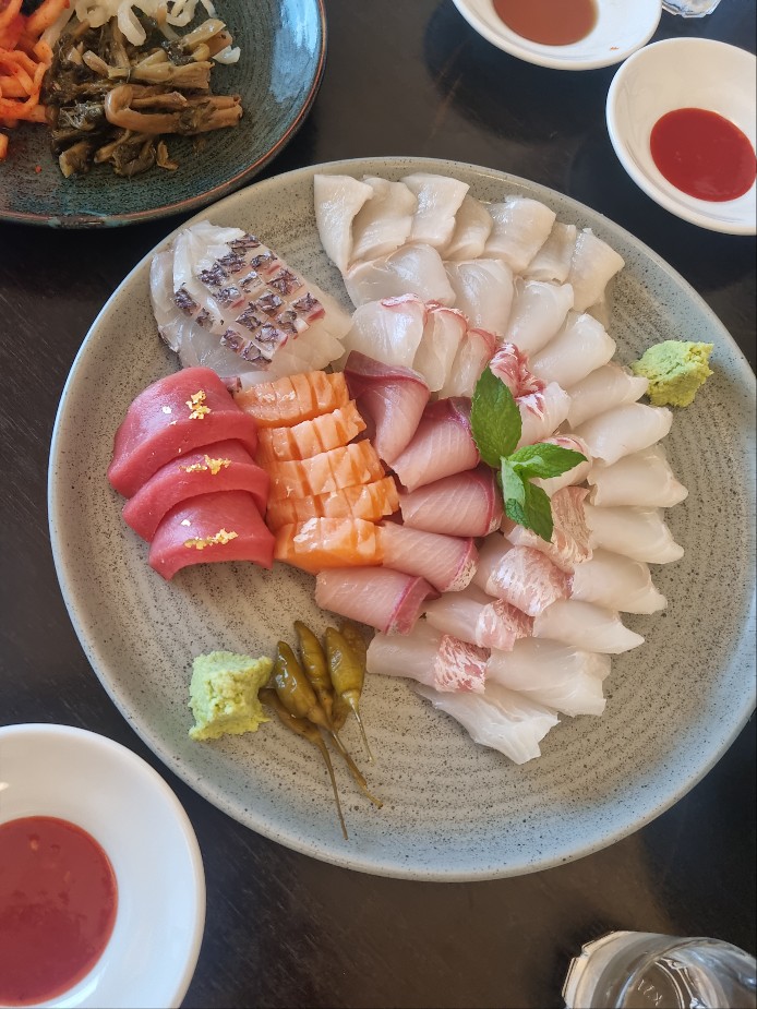 洞達束草熟成生魚片套餐與靜謐庭院