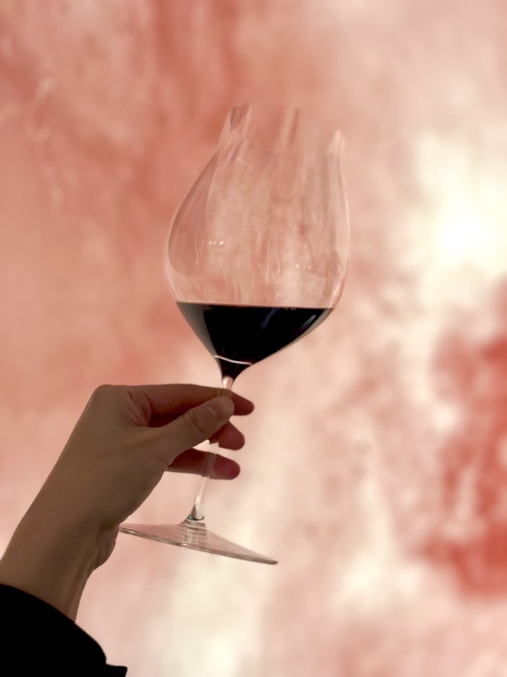 レ・グット・ド・ヨイドのミラーが映えるワインバー内観フォトスポット