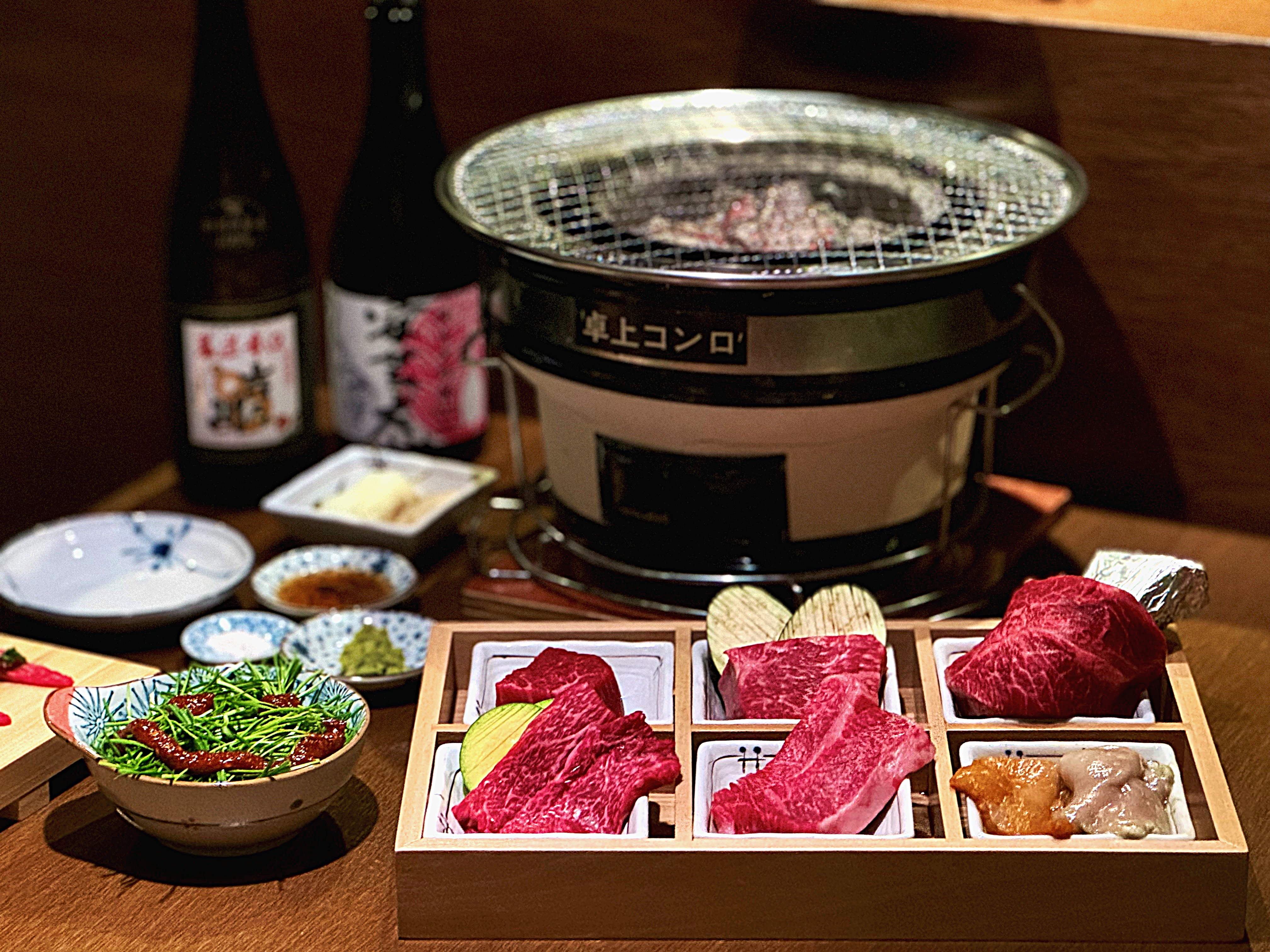 蠶室우시야桌上擺滿頂級韓牛肉片