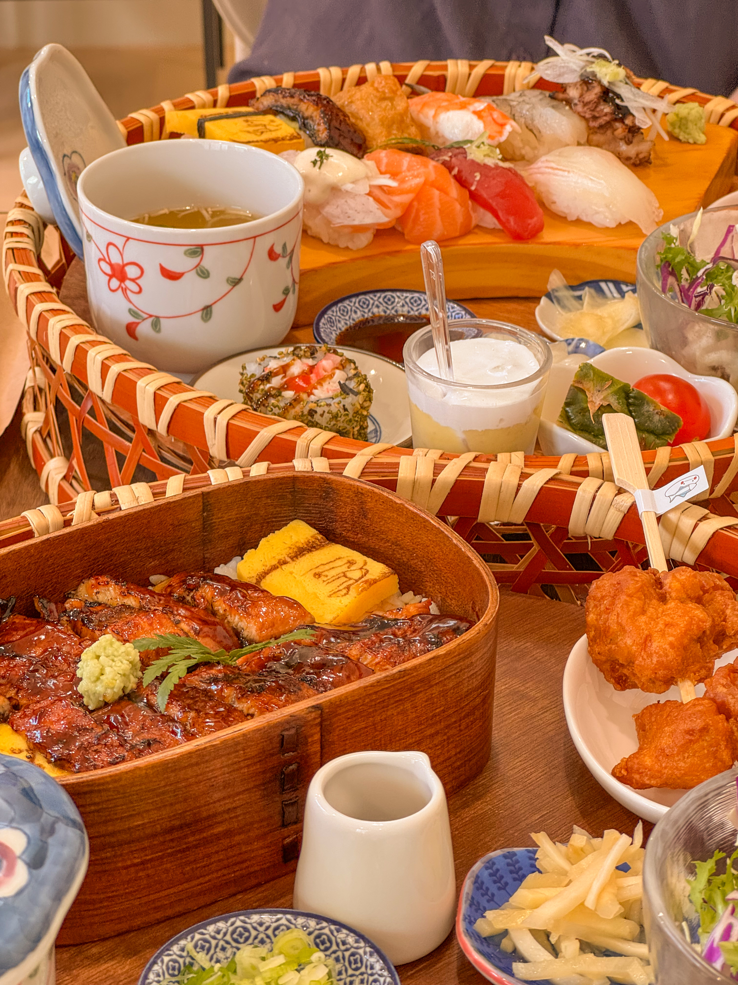 Chihiro Restaurant ひとり用寿司セットの遊び心ある盛り付け