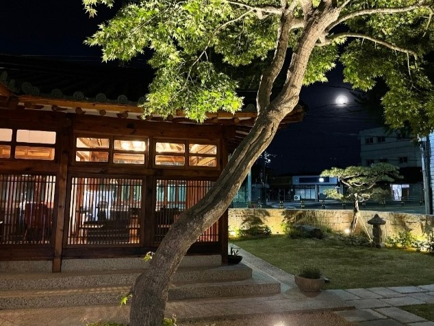 利川ウファのグリルテーブルと温かい照明