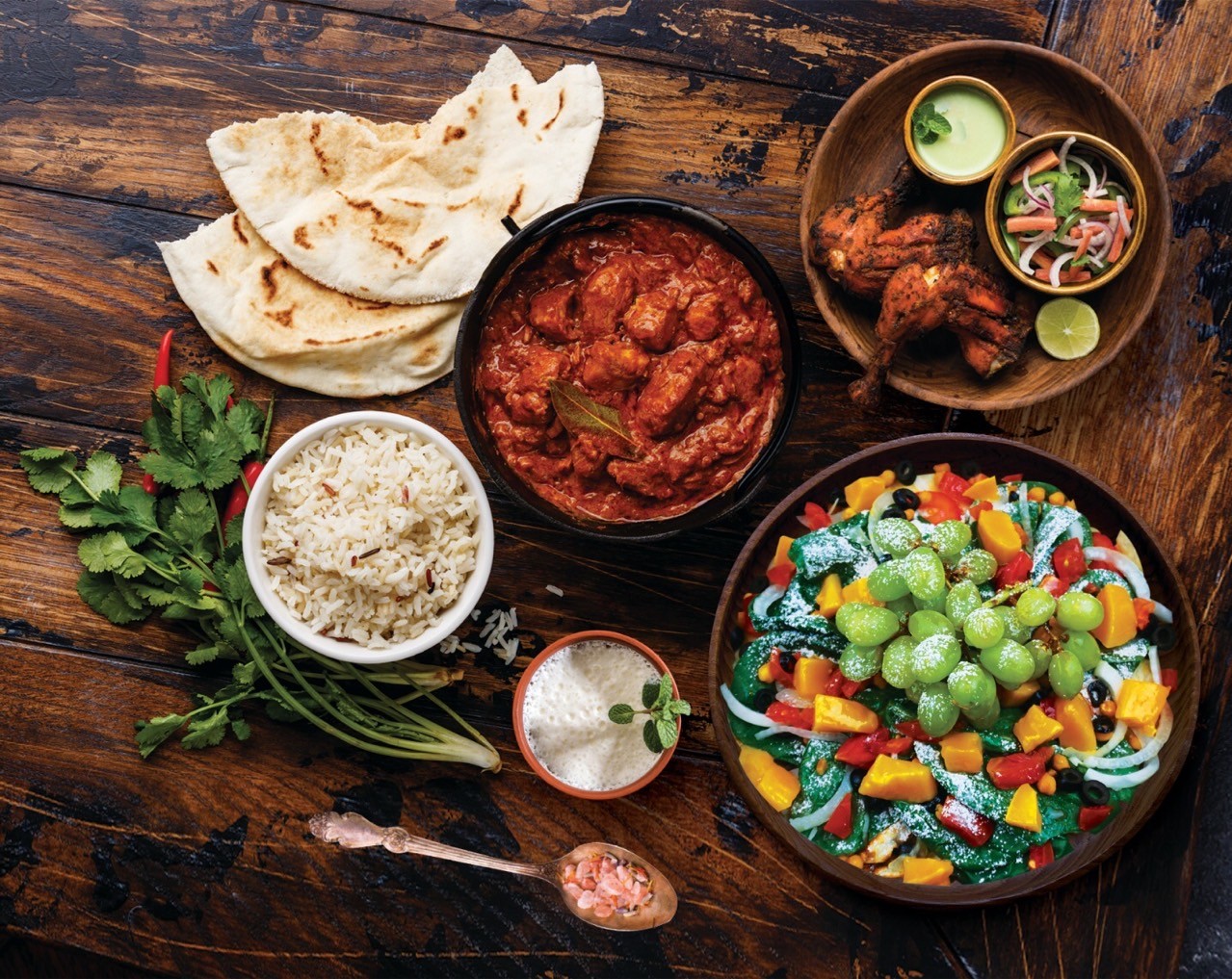 明るい店内でタンドリーチキンとカレーが美しく盛り付けられたAgra大邱店