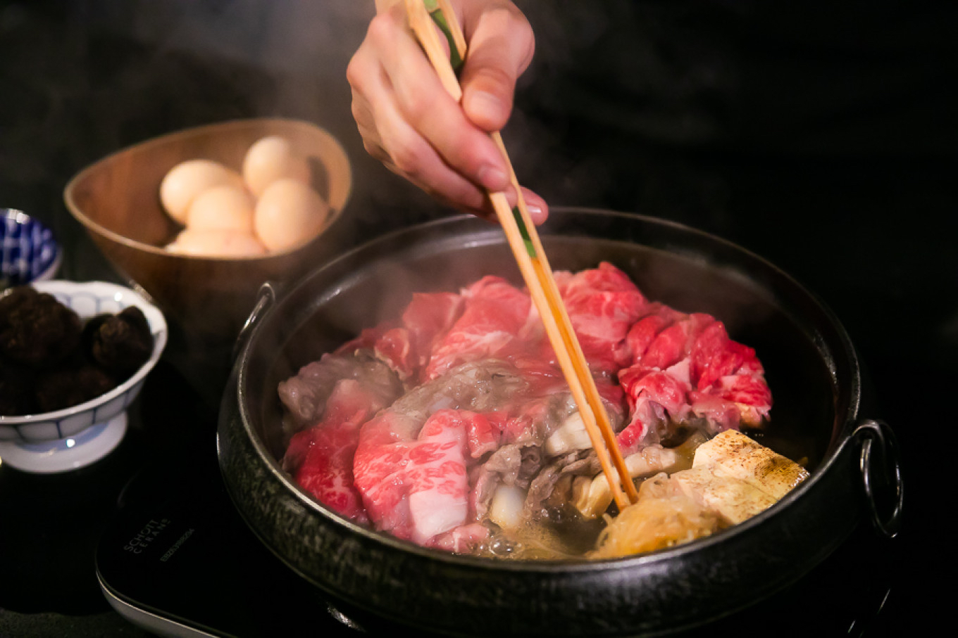 Sukiyaki Kigen chef cooking Kansai-style sukiyaki tableside