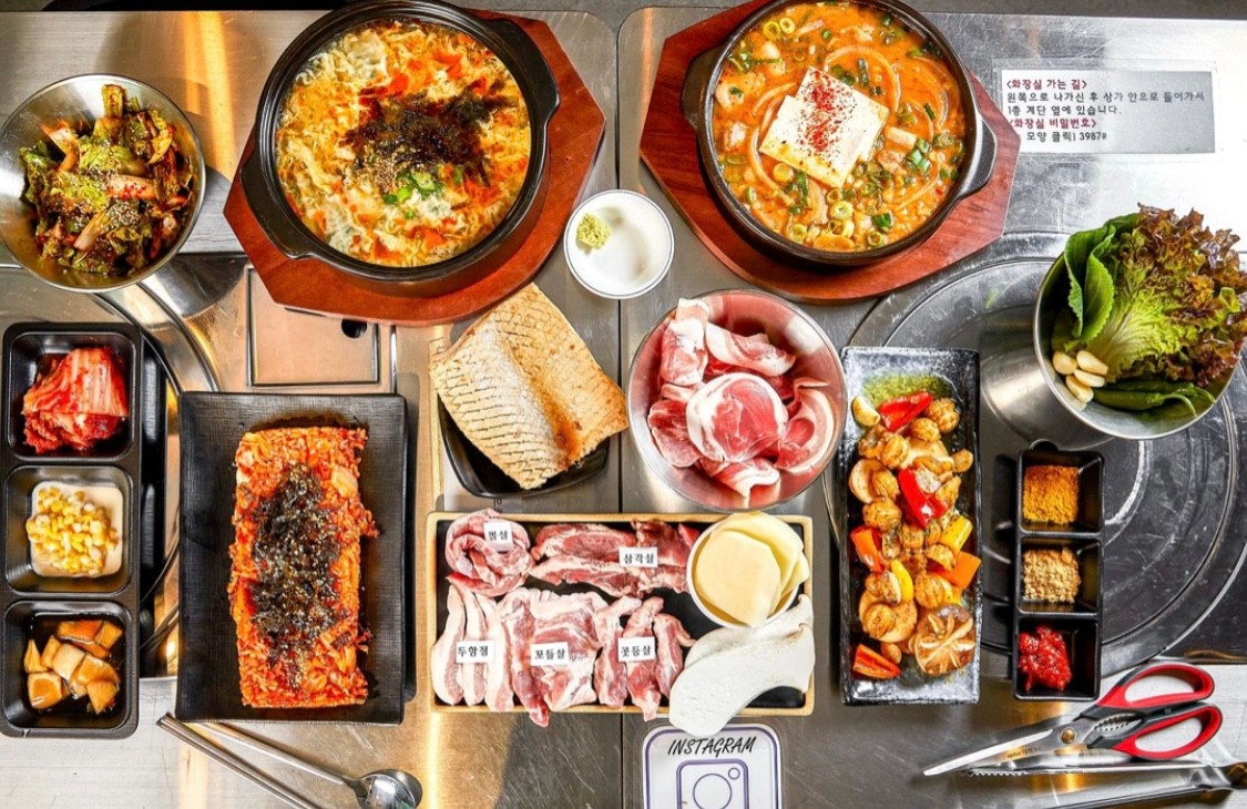 Sangha 餐厅多样特色切片准备烤制