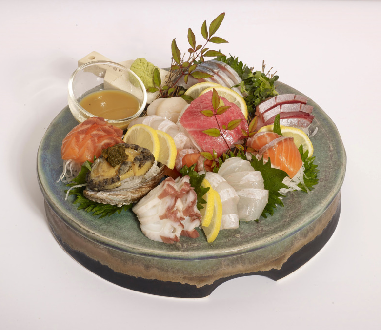 Yasaomi Nami居酒屋のカウンター席、料理とハイボールが並ぶ