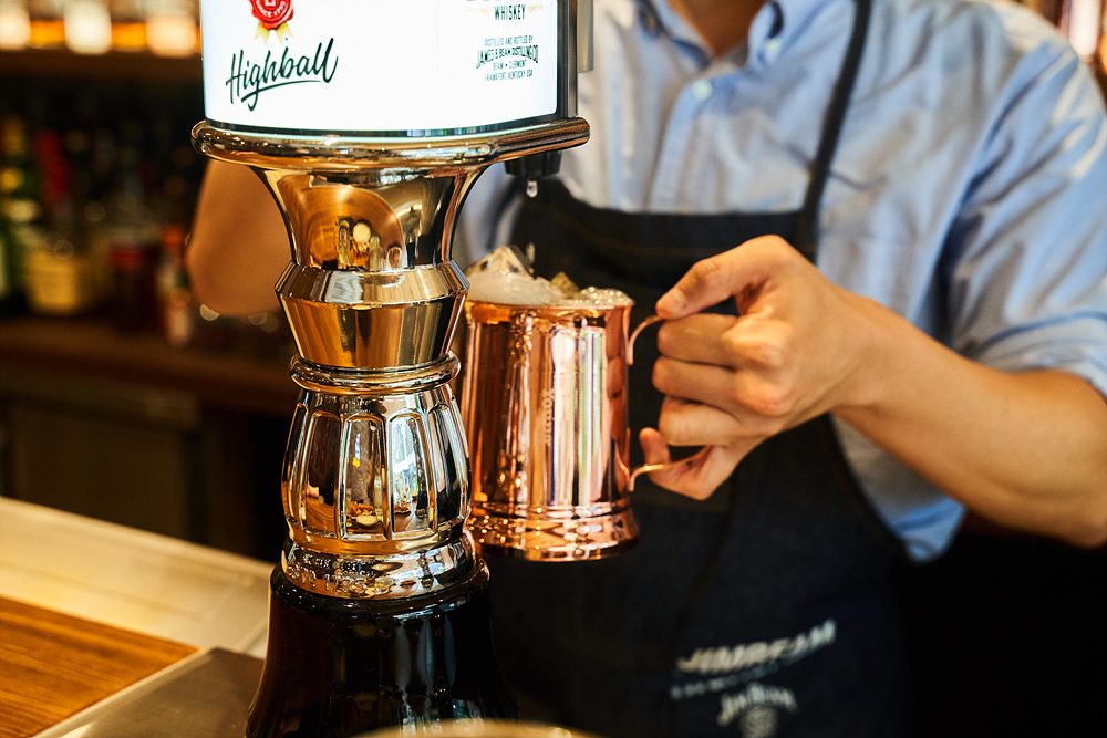 Chelsea’s Highball Cheongdam、ハイボールとスナックが並ぶ通りに面したバー