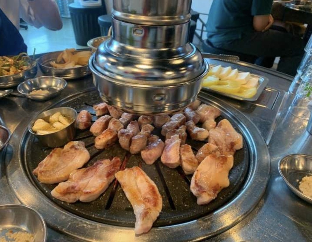 Hyojadong Mokgogi Seongsu charcoal grill with Jeju moksal and galbitssal