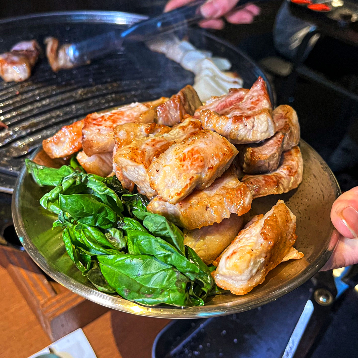 說也謀西面熟成肉佐九層塔裹葉