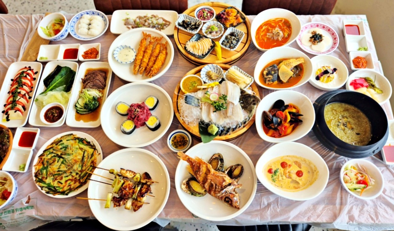 Busan Dazzi window seat with ocean view and assorted seafood