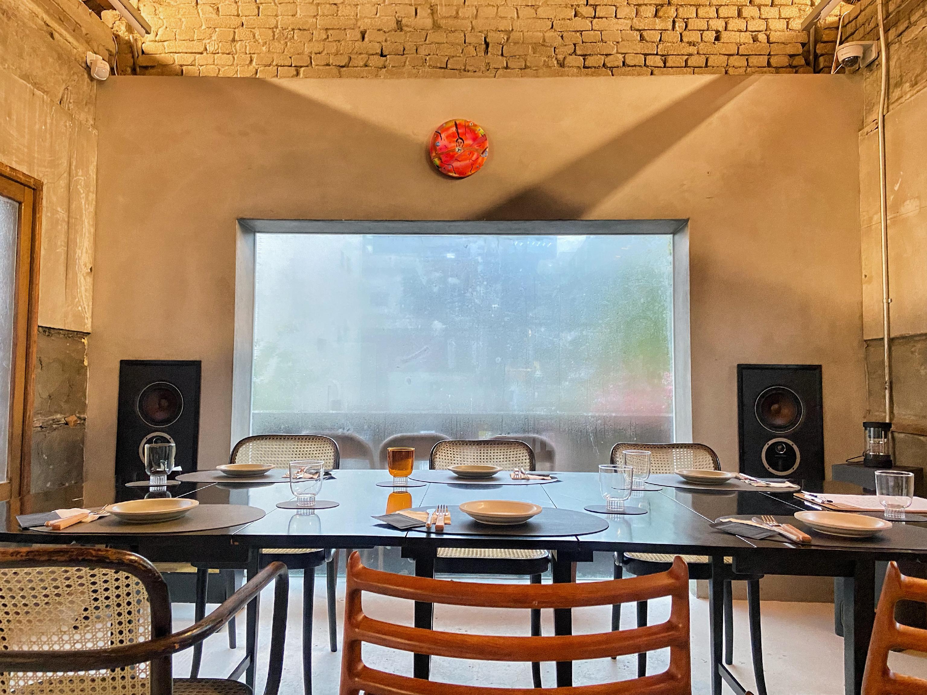 Welcome To Utopiaのテラスとギャラリーのようなアート作品が飾られた内装