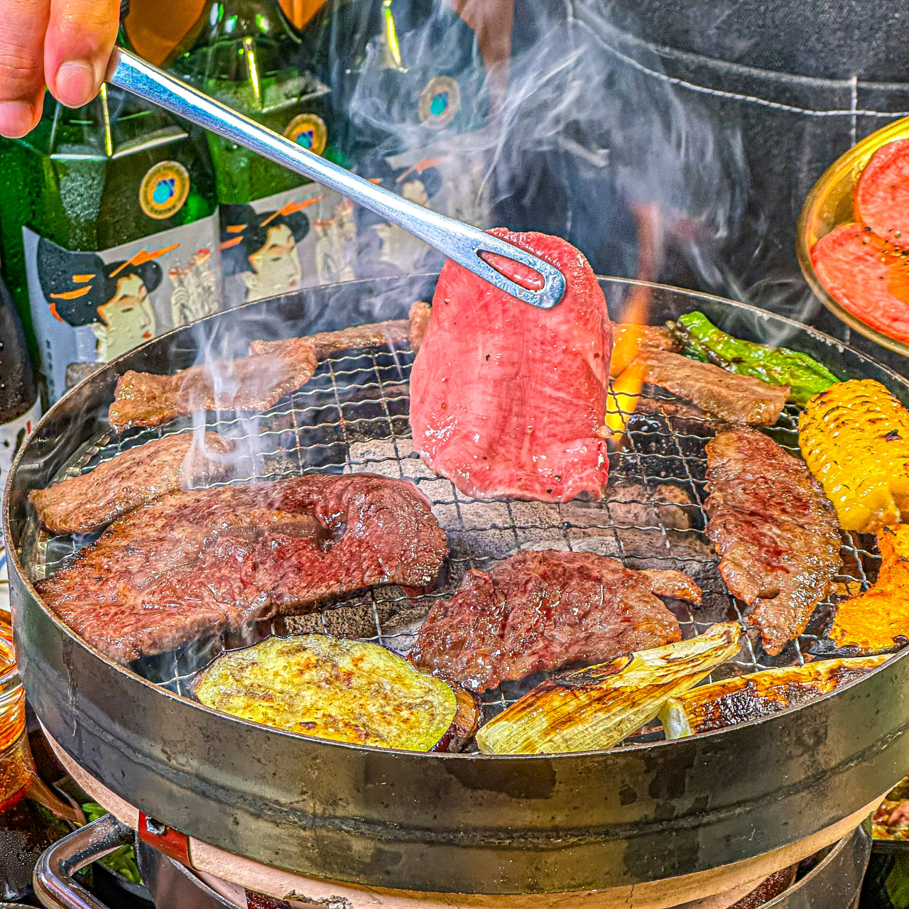 Motoishi的燒肉烤盤，搭配和牛舌與特選部位