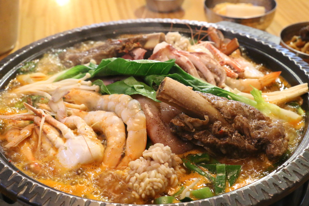 Gitdeunのミシュラン級豚肉のグリルとサイドディッシュ