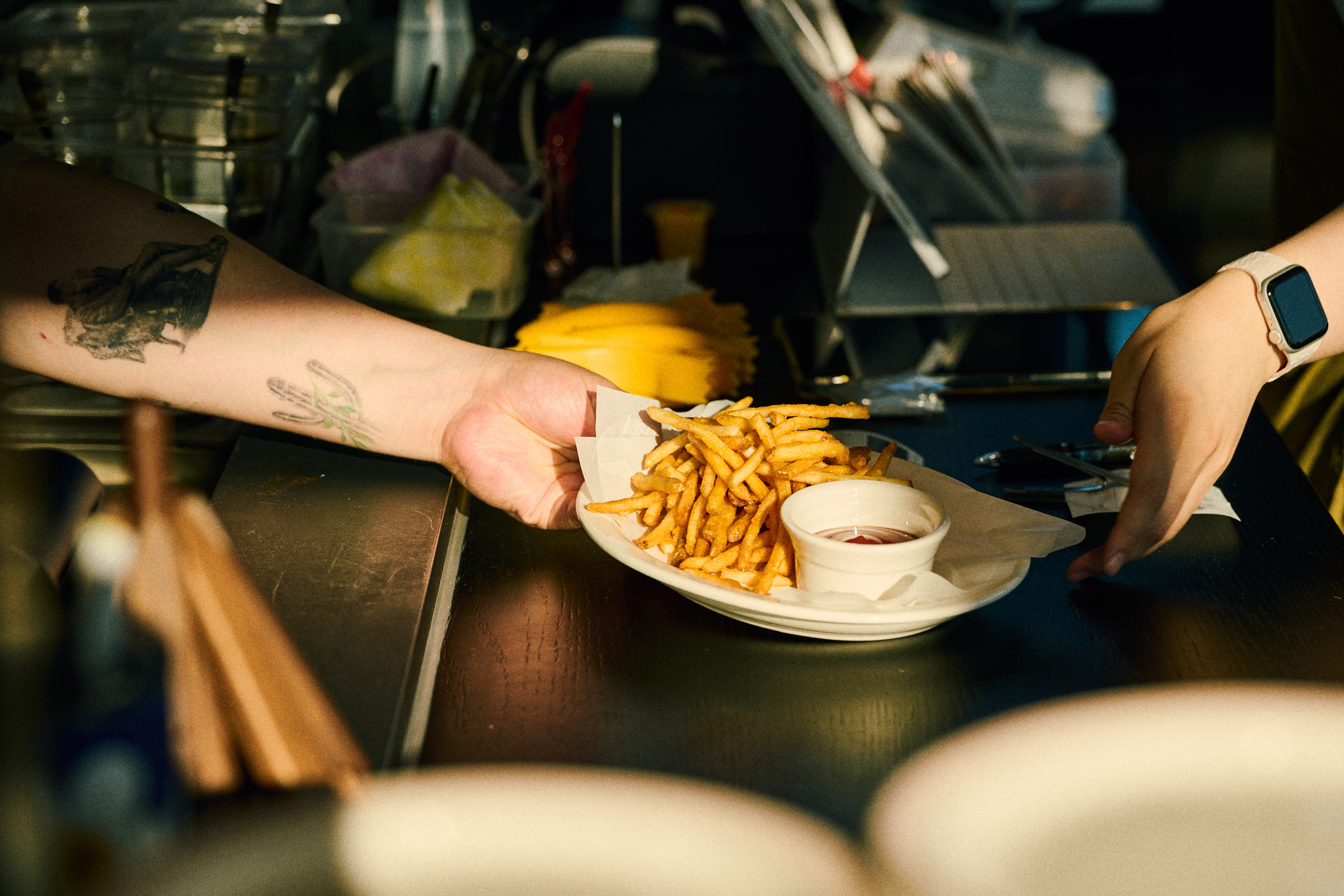 Rirrの屋上の眺めと松鷺路のブランチプレート