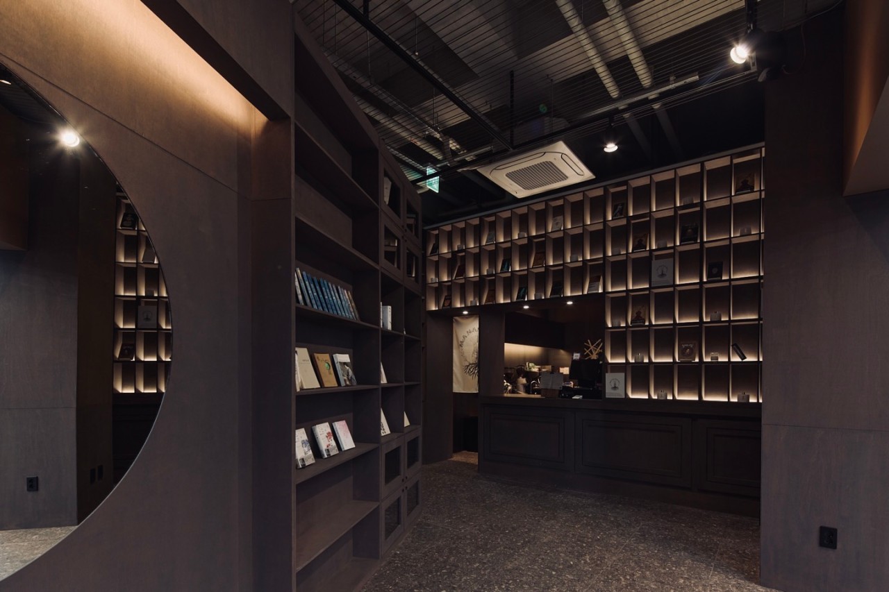 Cafe ManarantのLPラウンジとコーヒーバー