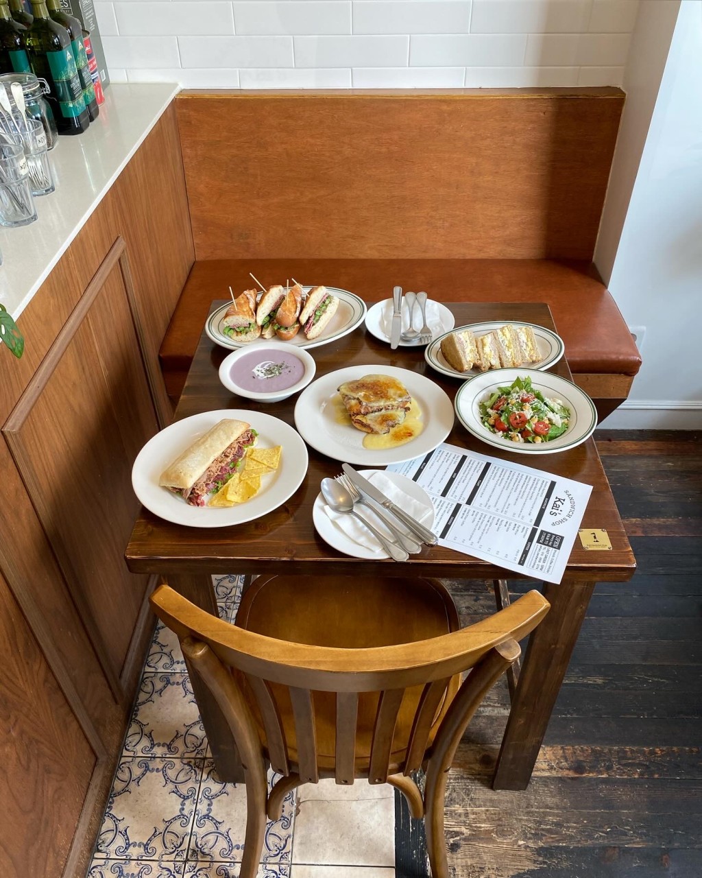 Kai’s Sandwich Shop、朝のカウンターにコーヒーとサンドイッチが並ぶ