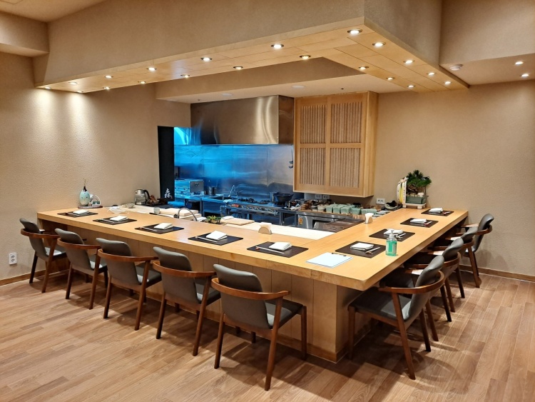 海雲台の森の海が見える懐石料理の盛り付け