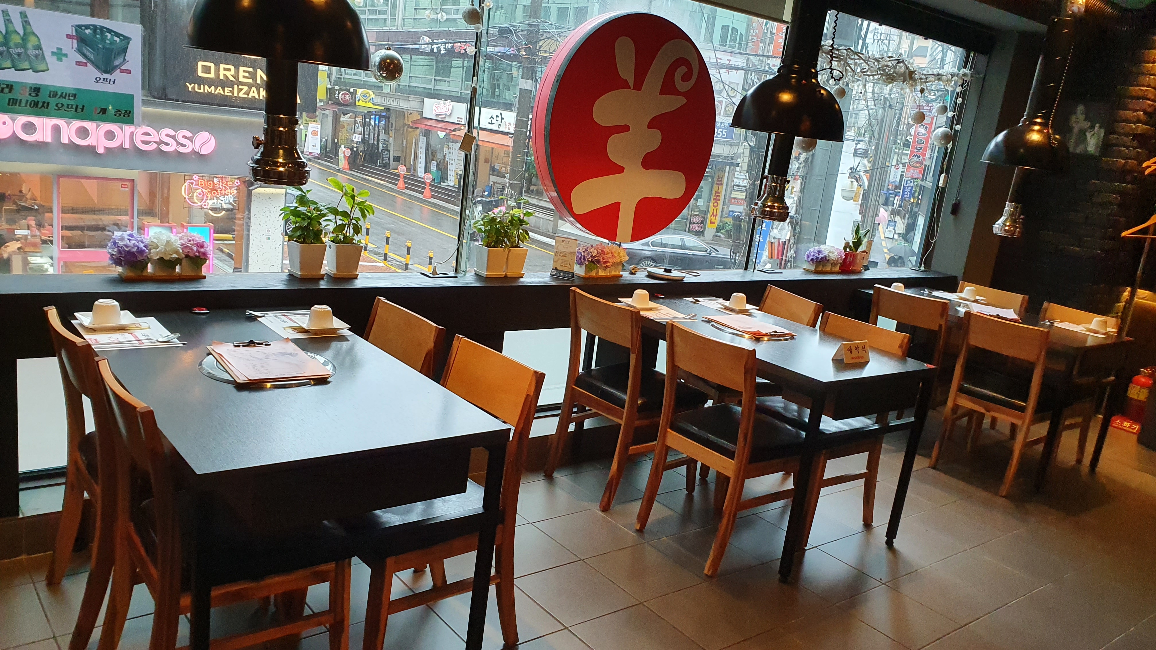 Mirang炭火烤羊排，炭火余烬映照光芒