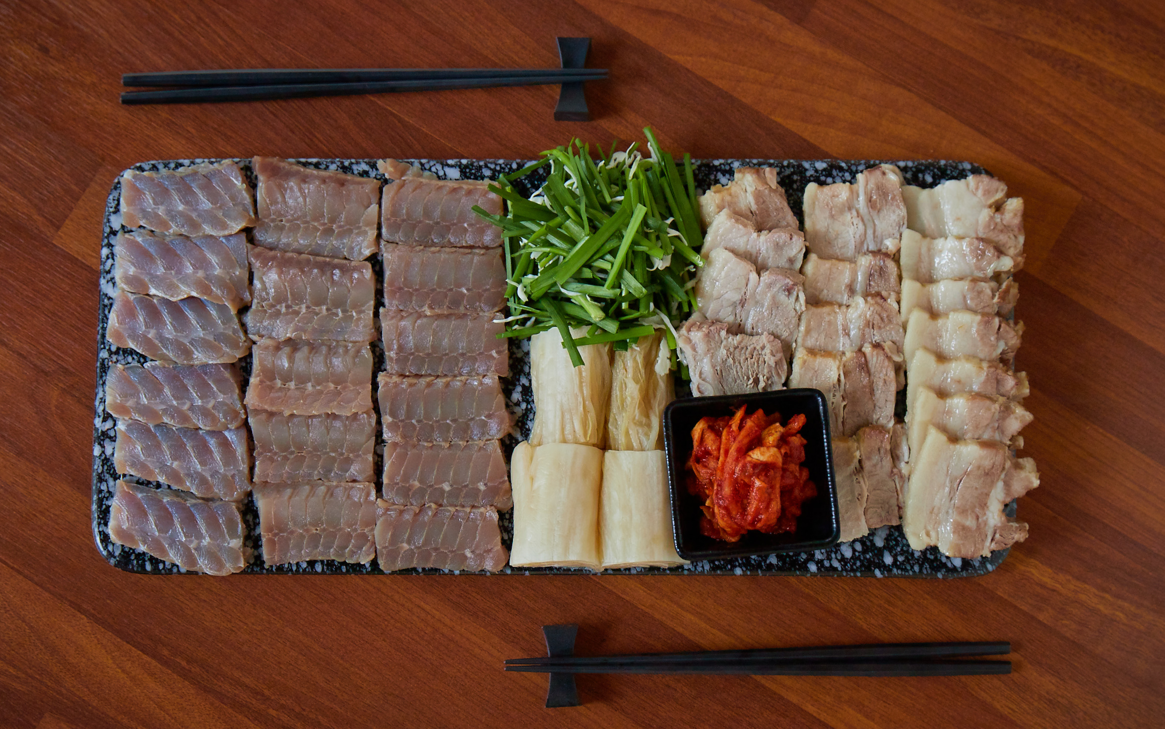 Daepojib Garak总店章鱼与魟鱼三合套餐及小菜