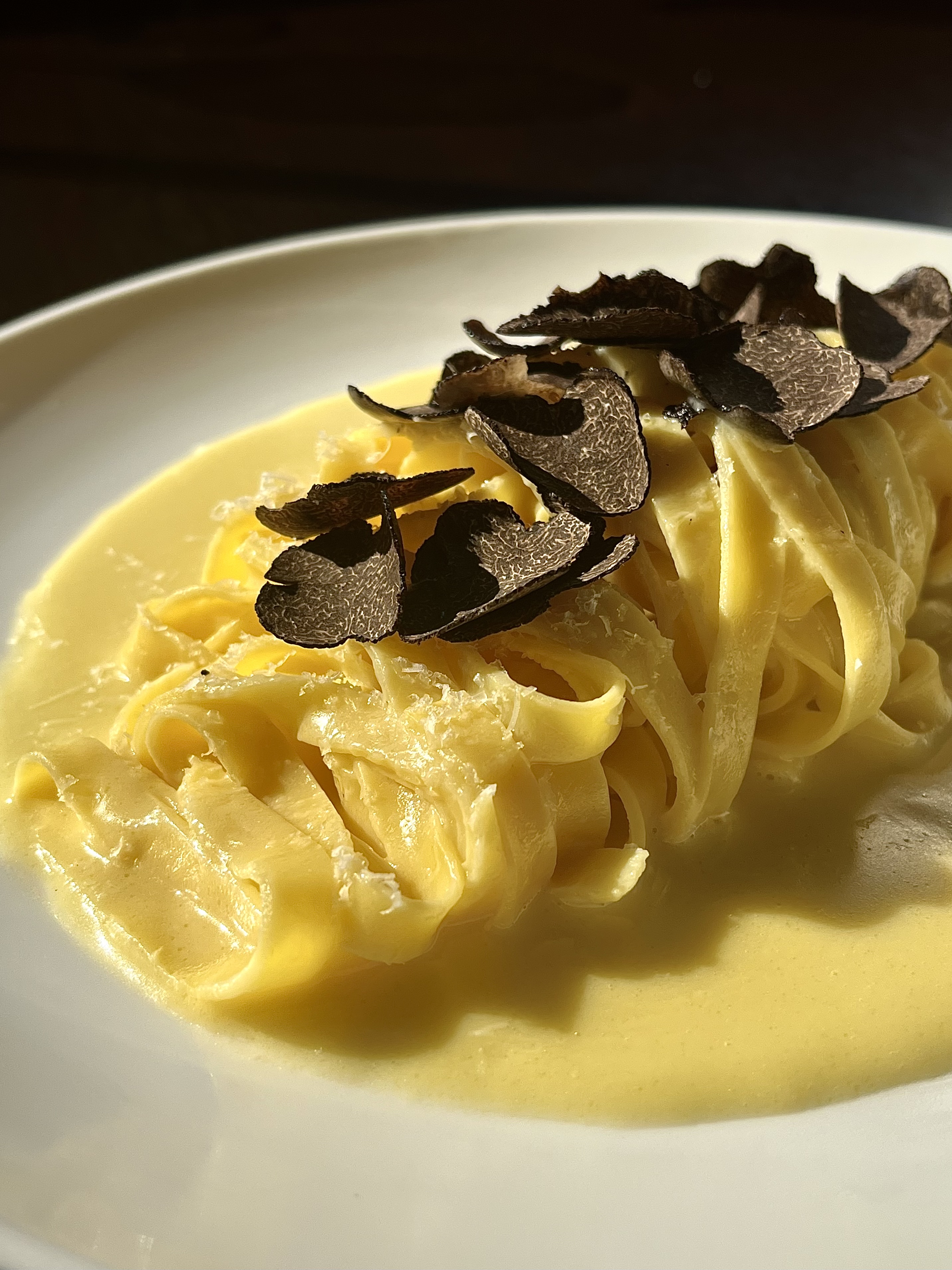 ONIRIQUEの大きな窓から夜景とパスタ