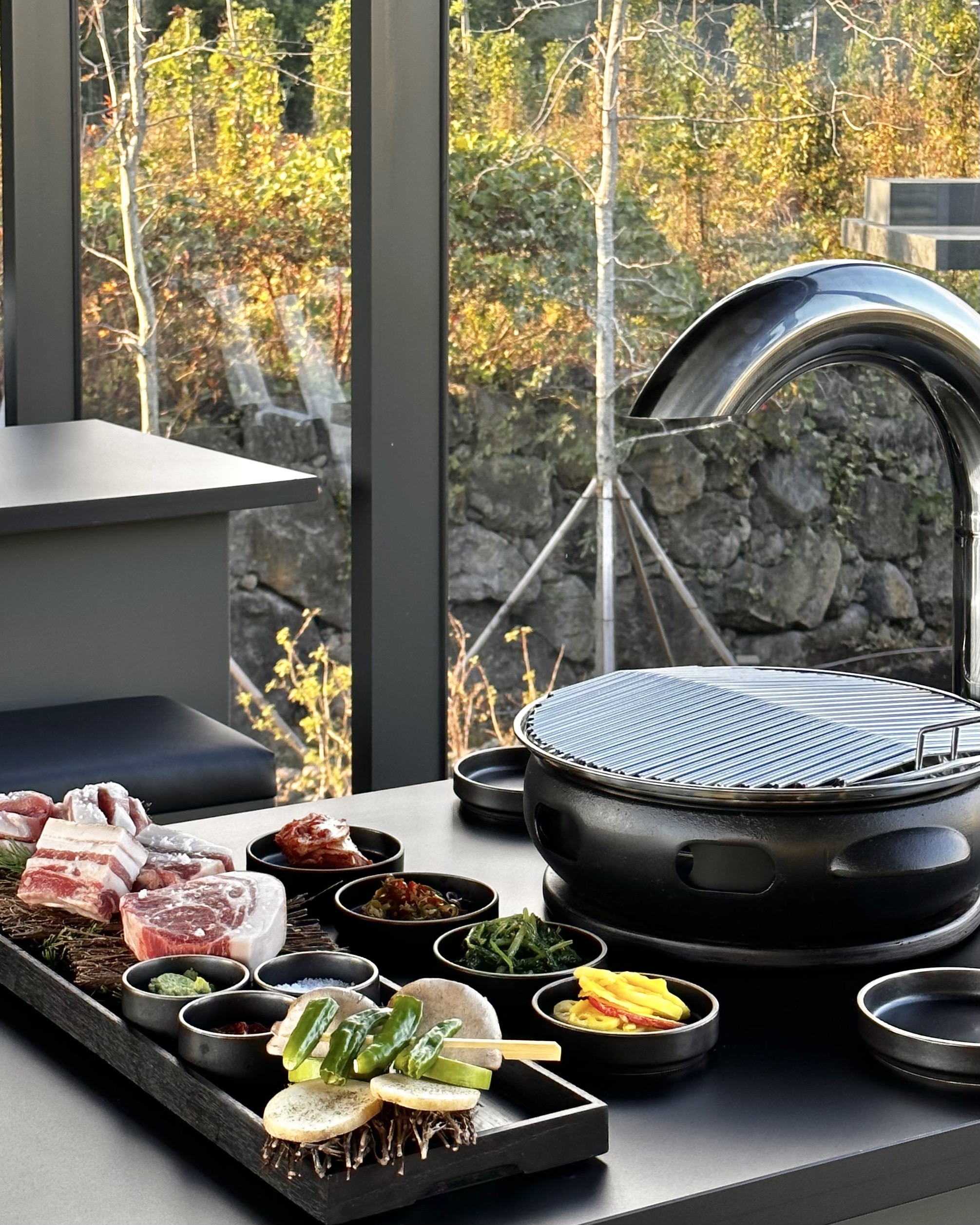 Jeju Woonchi黑猪颈肉烤制搭配整齐配菜