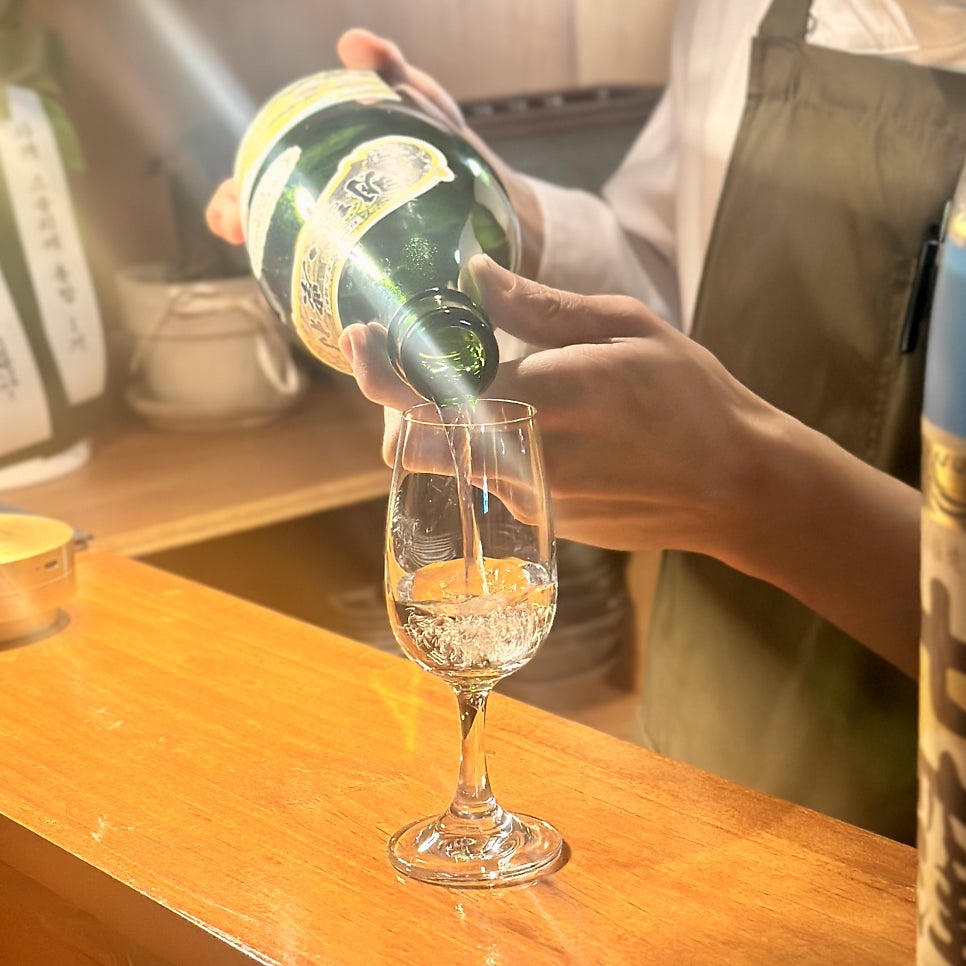 Sakebar ShinKon 居心地の良いカウンターと酒瓶