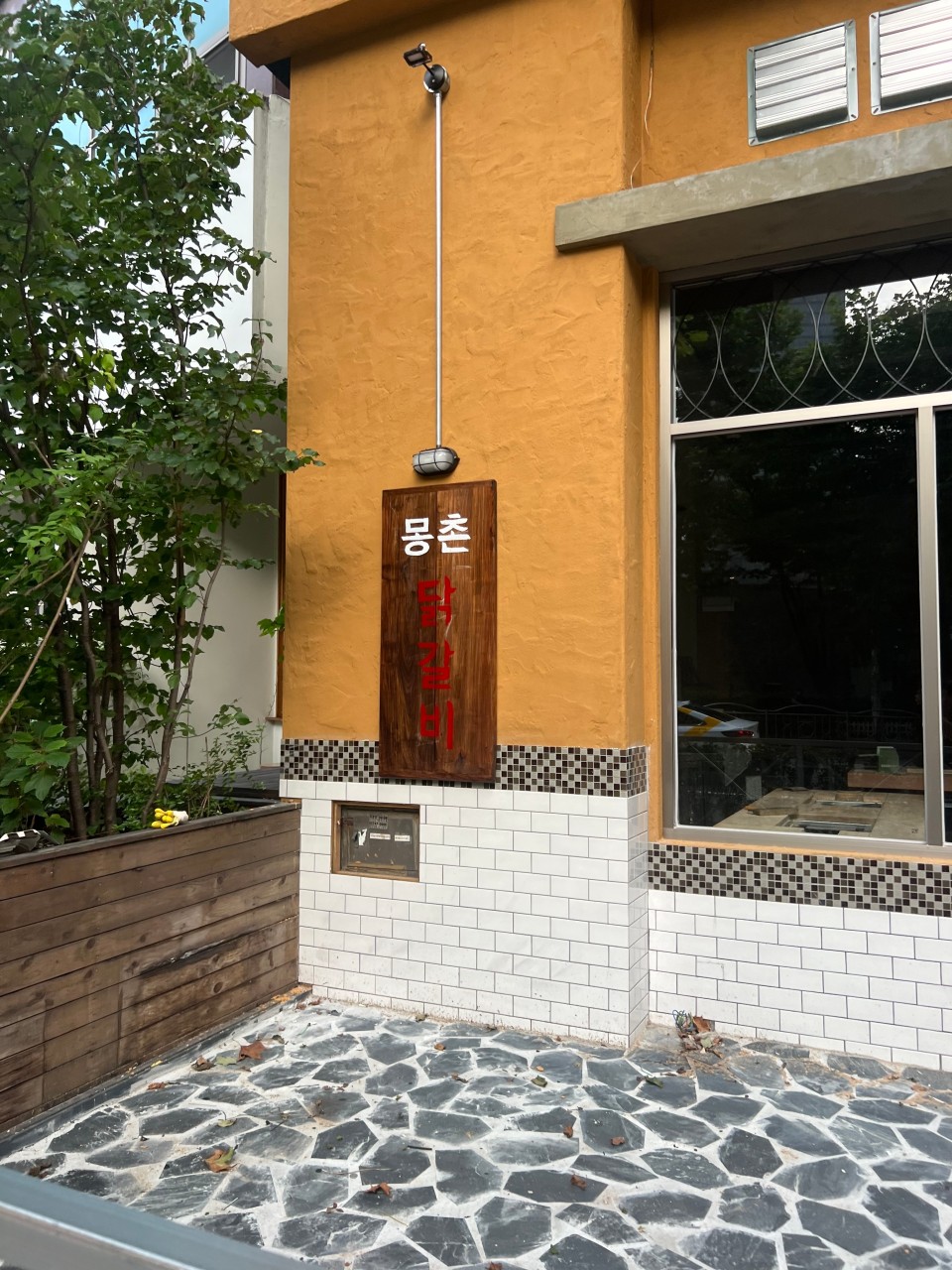 モンチョン タッカルビ セクチョン湖近くのピリ辛鶏肉焼き