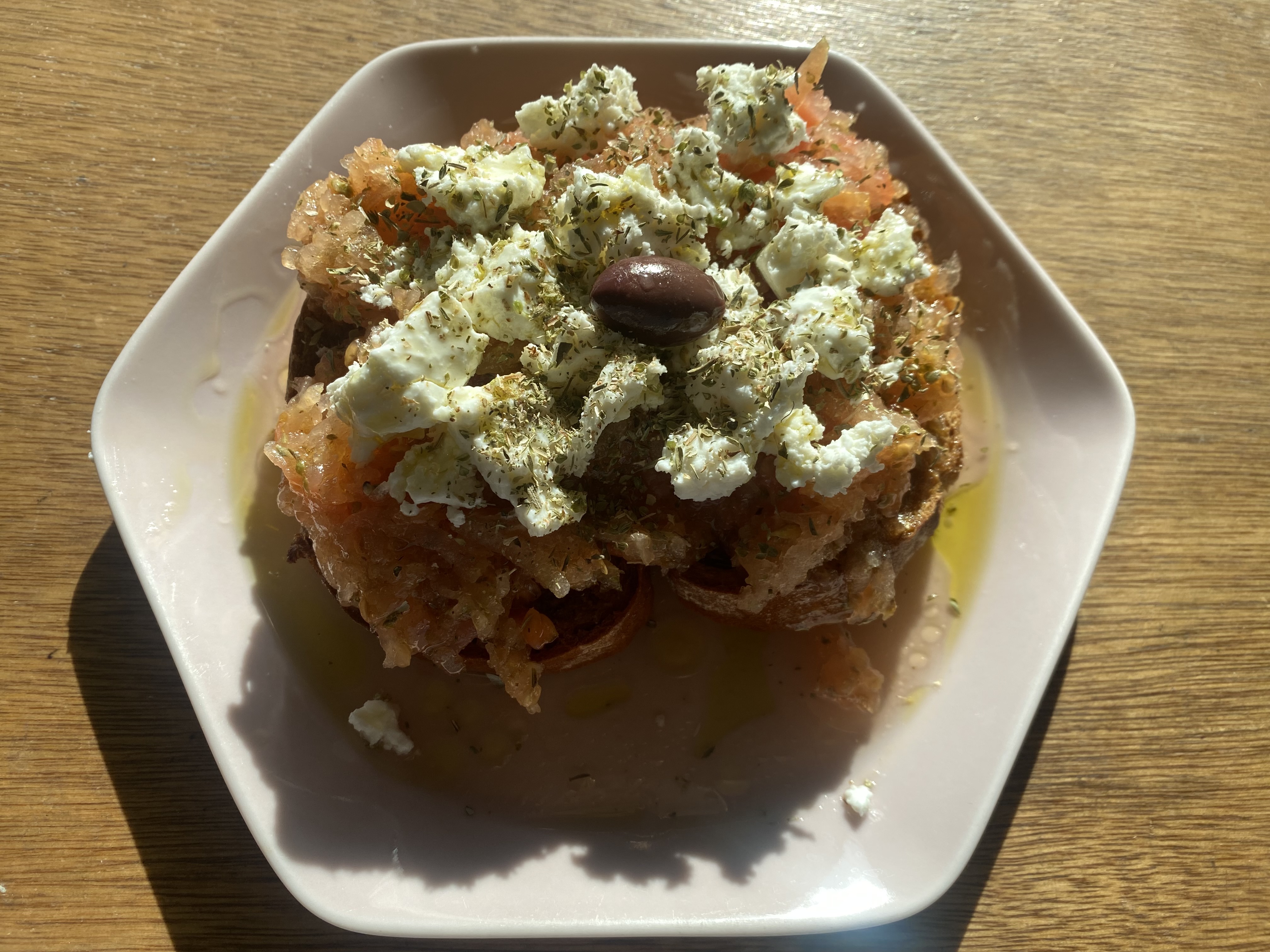 榜梅Nostimo希腊家庭料理配酸奶和葡萄酒