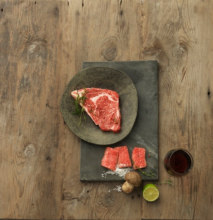 Dduksimhanwoo Center1 modern grill room and Hanwoo cuts