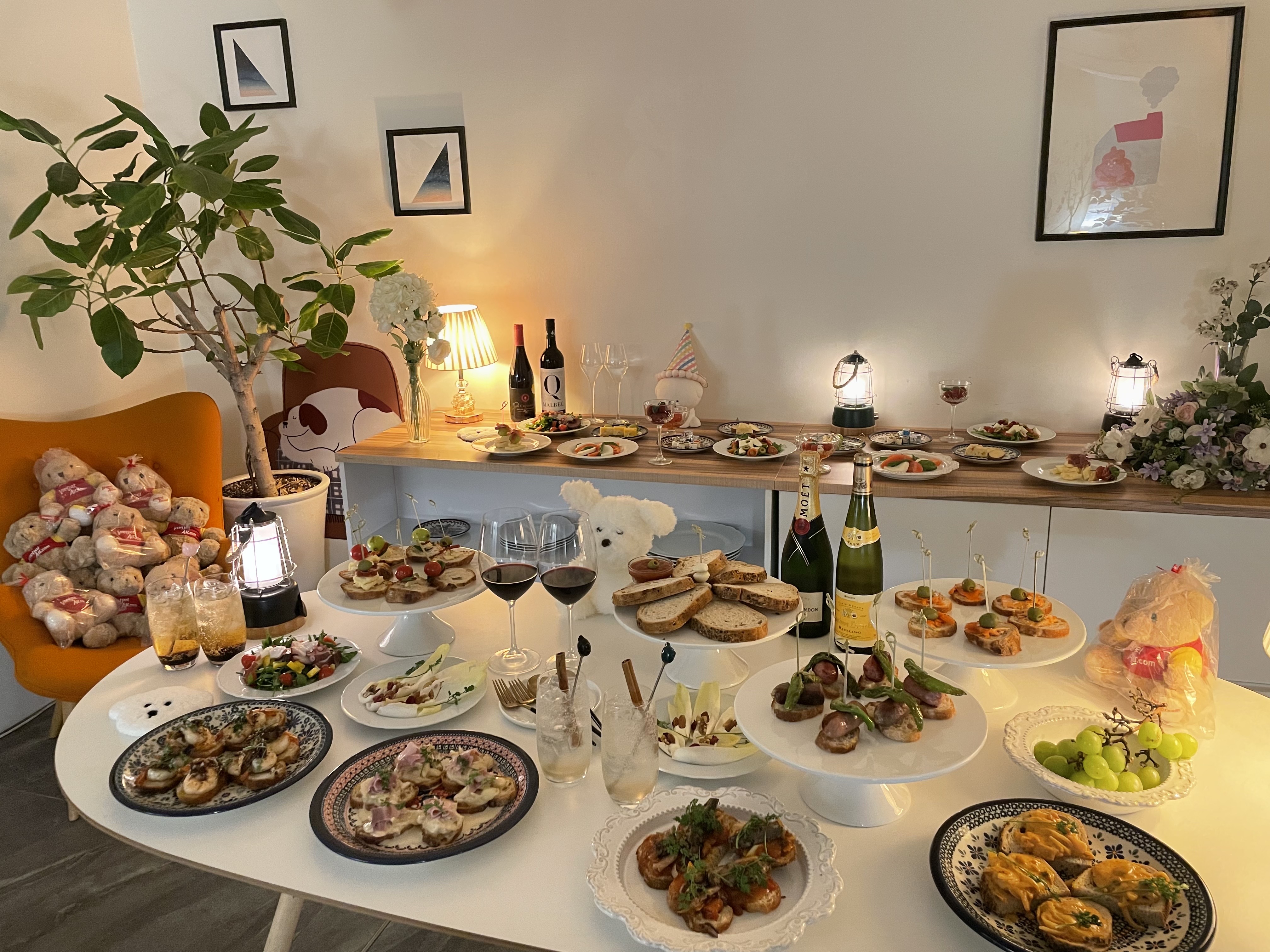 ルーフトップジニ 屋上庭園に木々と黄昏のイルミネーション