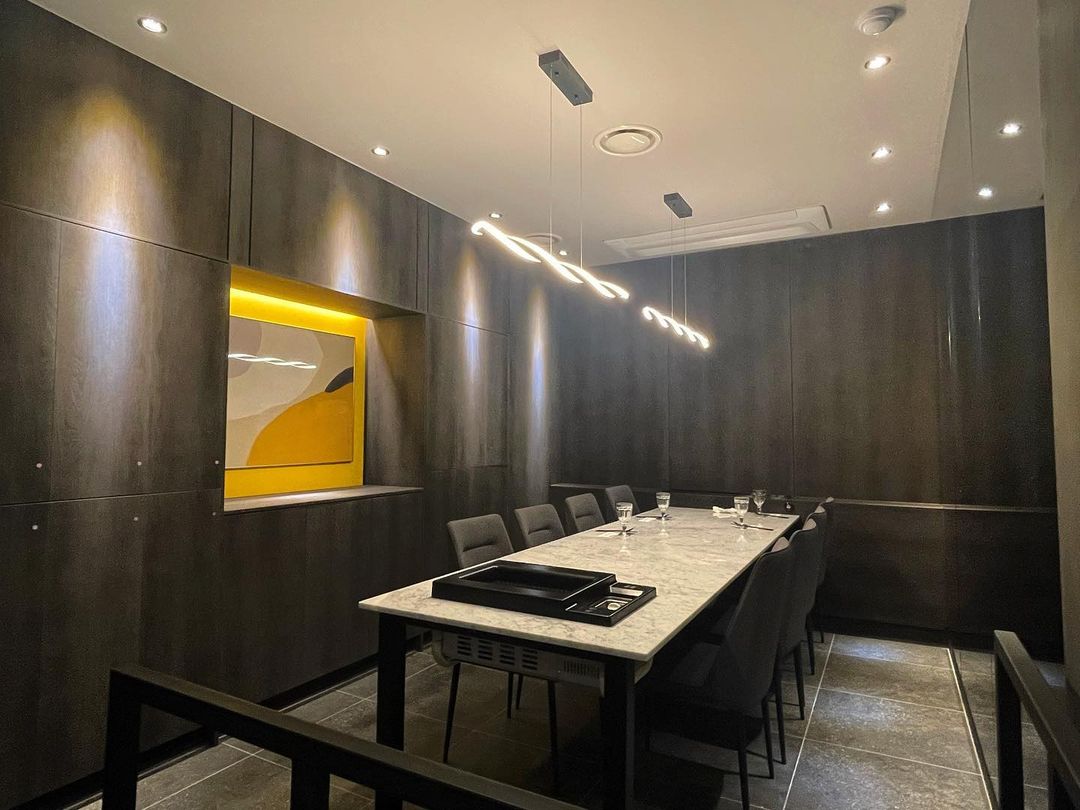 The EEL 包廂與炭烤鰻魚