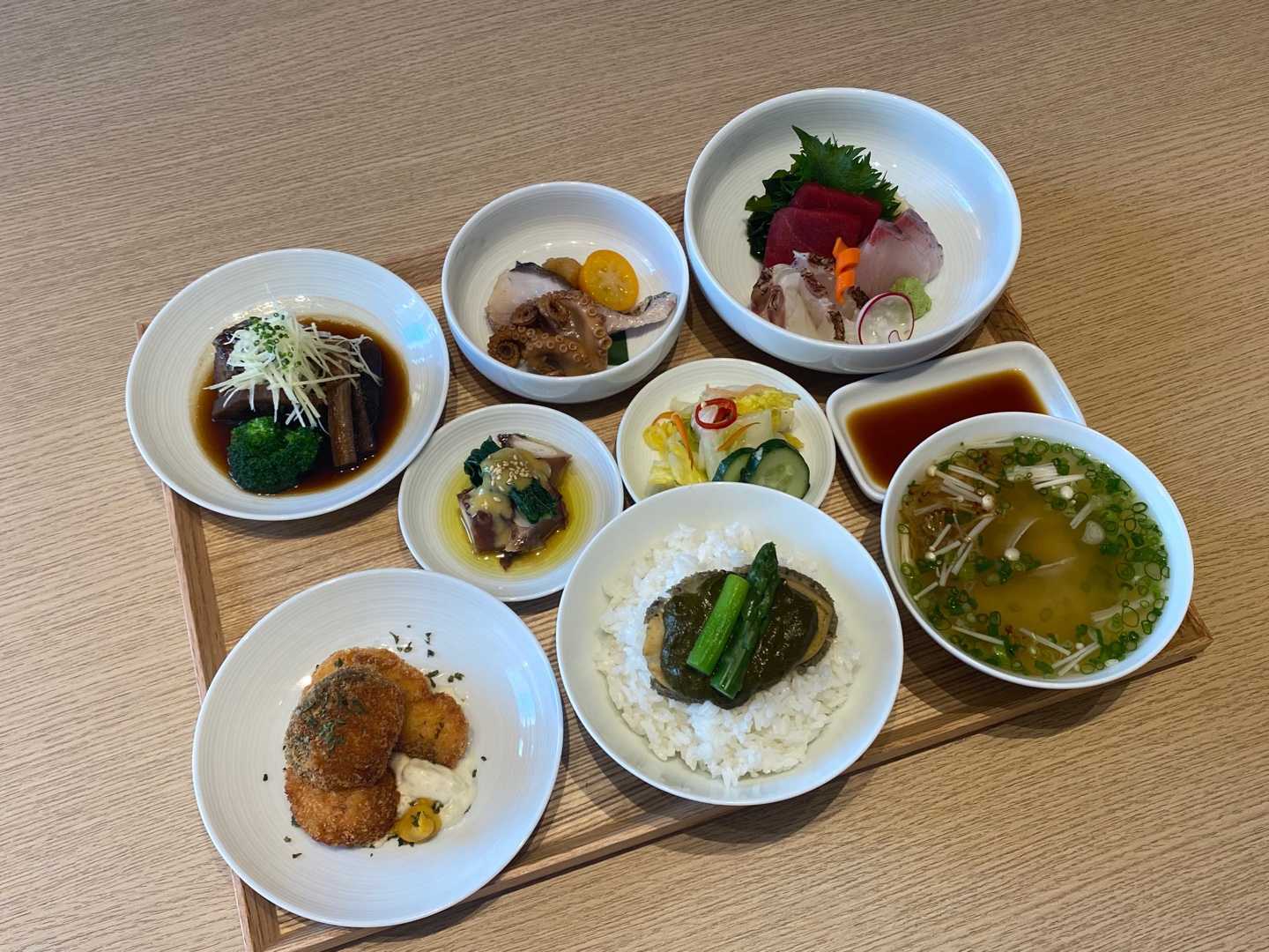 會賢食堂簡約空間內的季節生魚片套餐