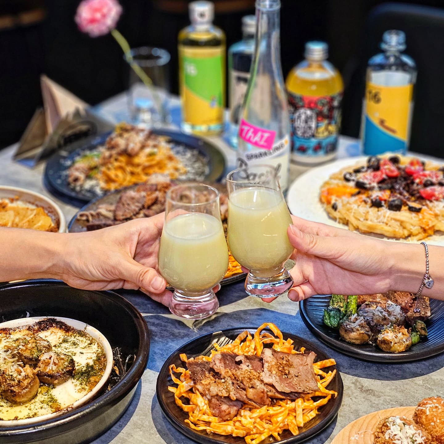 Refine 明洞乙支路店俯瞰清溪川及調酒